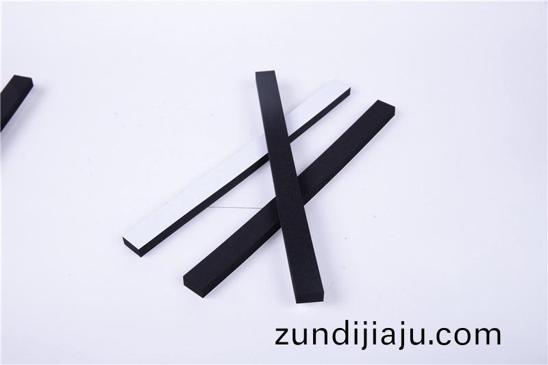 CR減震(zhen)保溫(wen)條