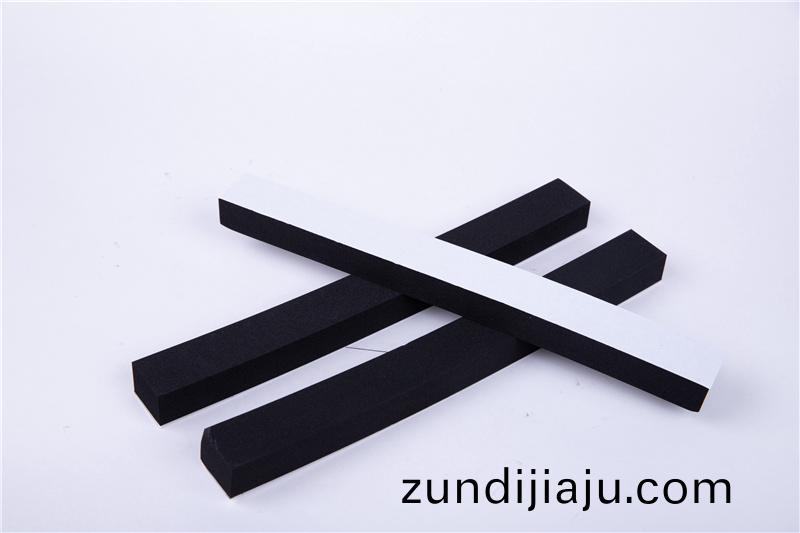 CR減震(zhen)保(bao)溫(wen)條(tiao)