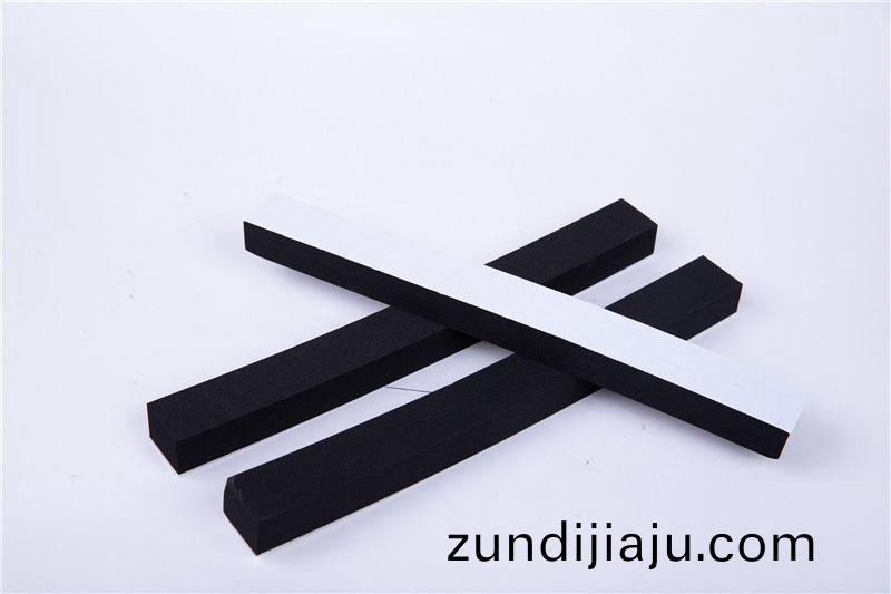 CR減震(zhen)保(bao)溫條